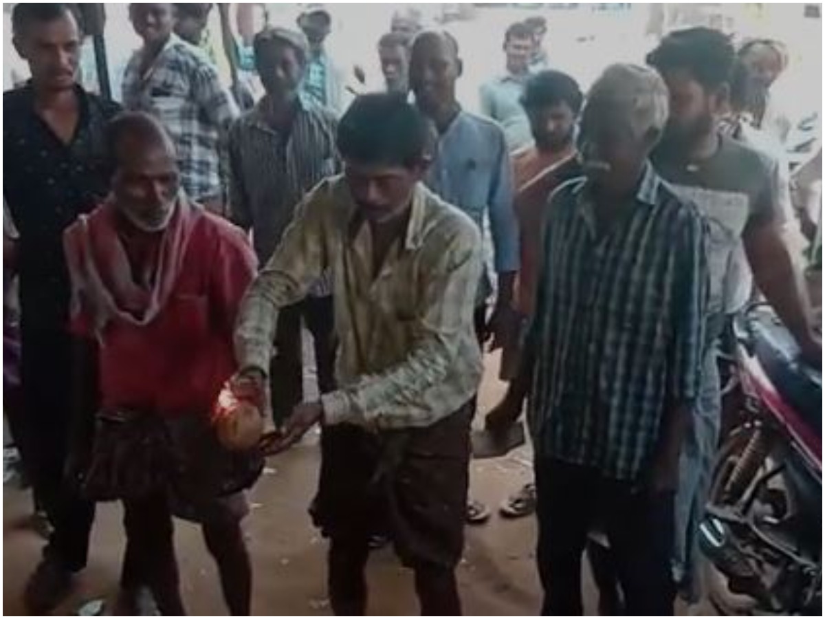 టెంకాయలు కొట్టి… హారతులిచ్చి… మందుబాబుల సంబరాలు