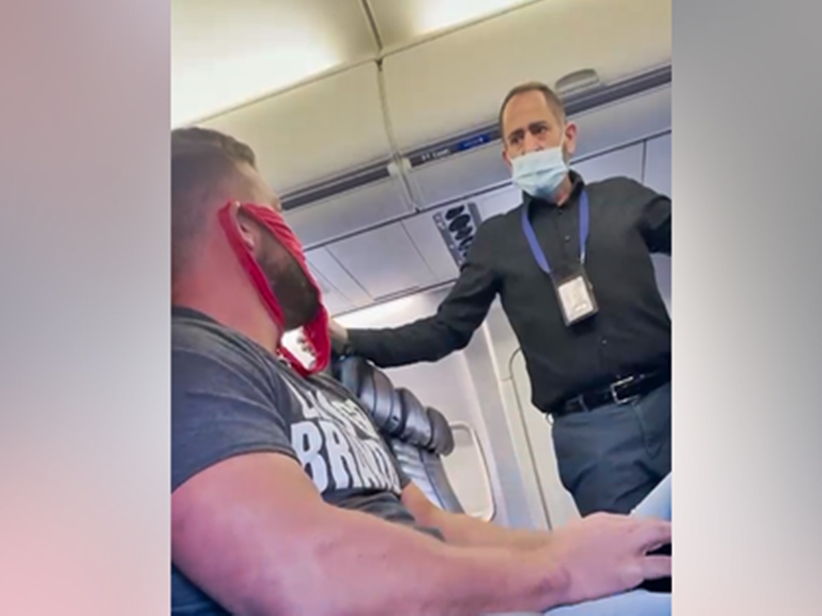 వీడెవడండీ బాబూ… మహిళ అండర్‌వేర్‌ను మాస్క్‌గా పెట్టుకున్న వ్యక్తి