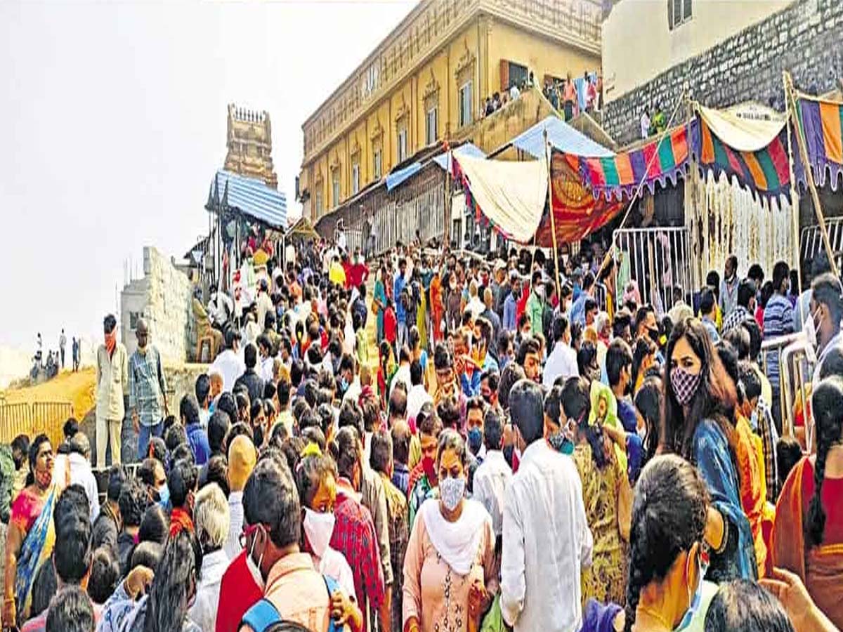 భక్తులతో కిటకిటలాడిన యాదాద్రి