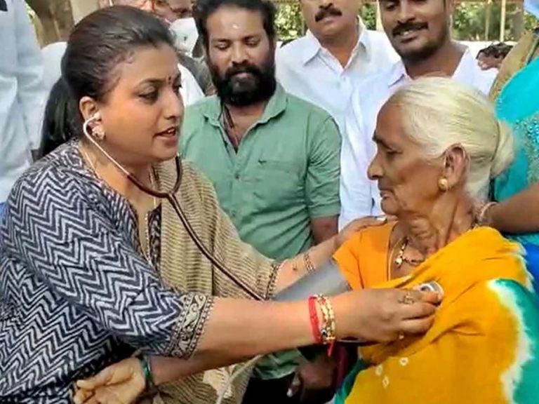 డాక్టర్ అవతారం ఎత్తిన వైసీపీ ఎమ్మెల్యే రోజా