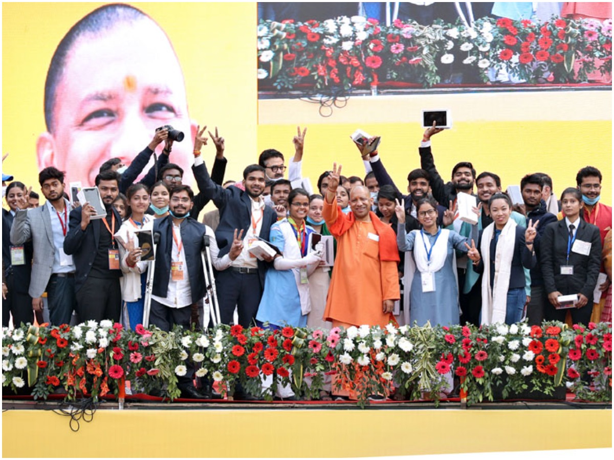 అక్కడి విద్యార్ధులకు పండగే… ట్యాబ్, స్మార్ట్ ఫోన్ ఫ్రీ