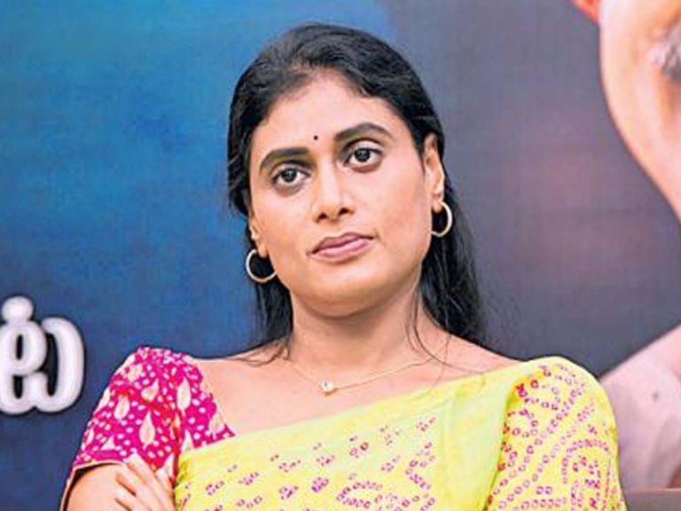 ఉద్యోగుల మధ్య పంచాయతీ పెడుతున్నారు: షర్మిళ