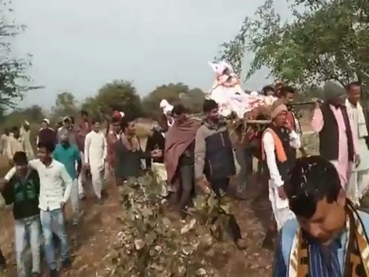 మ‌ధ్య‌ప్ర‌దేశ్‌లో వాన‌రం అంత్య‌క్రియ‌ల‌కు భారీగా హాజ‌రైన జనం…ప్ర‌భుత్వం ఆగ్ర‌హం…