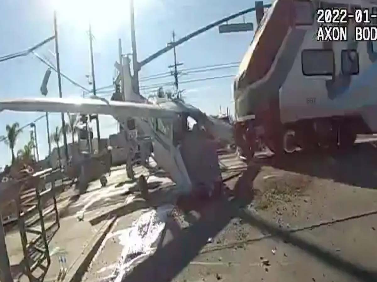 రైలు ప‌ట్టాల‌పై కూలిన విమానం… ఎదురుగా దూసుకొచ్చిన రైలు…ఆ త‌రువాత‌…