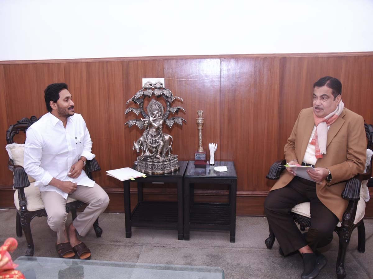 కేంద్ర‌మంత్రి నితిన్ గ‌డ్క‌రీతో సీఎం జ‌గ‌న్ కీల‌క‌ భేటీ…