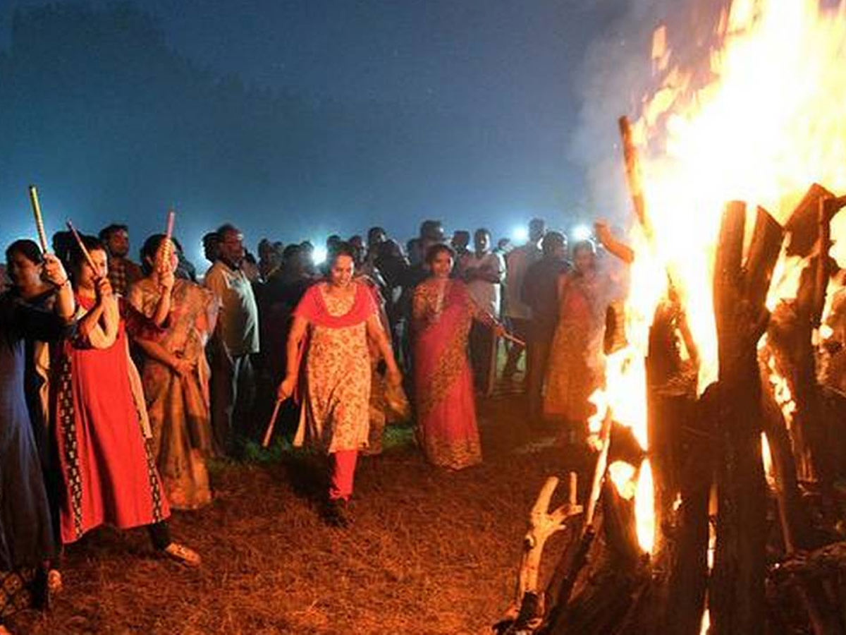 తెలుగు రాష్ట్రాల్లో ఘనంగా భోగి సంబరాలు…