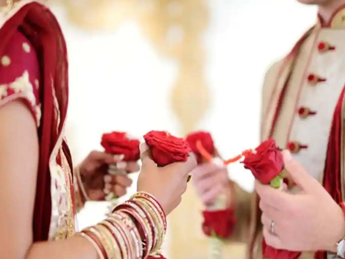 పెళ్లిలో చిచ్చుపెట్టిన పూల‌దండ‌… చివ‌ర‌కు…