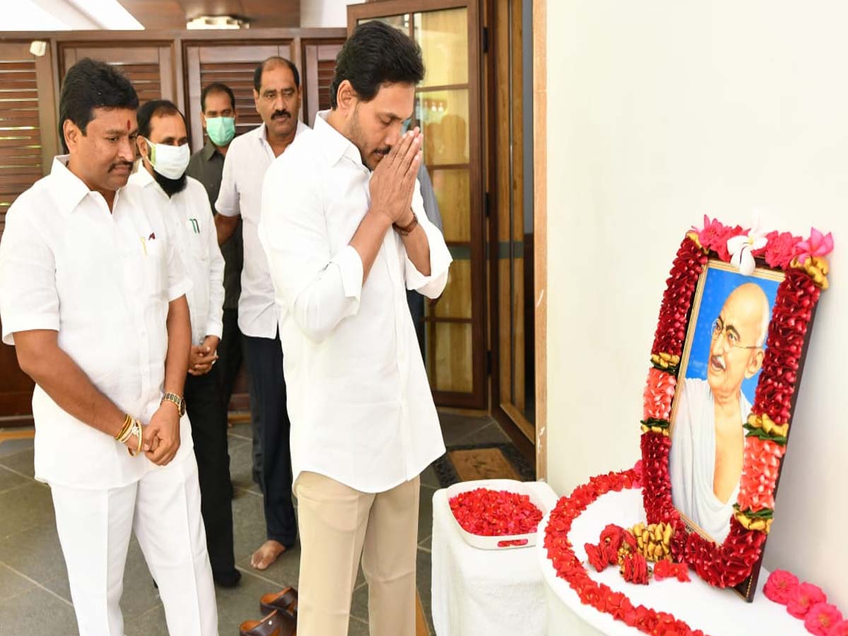 జాతిపితకు సీఎం జ‌గ‌న్ నివాళులు