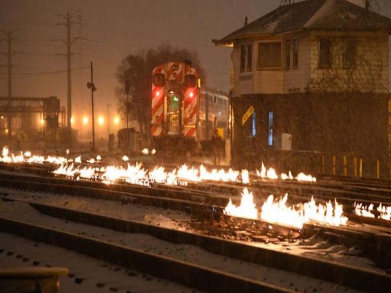 రైళ్ల‌కోసం ప‌ట్టాల‌పై మంట‌లు… ఎందుకంటే…