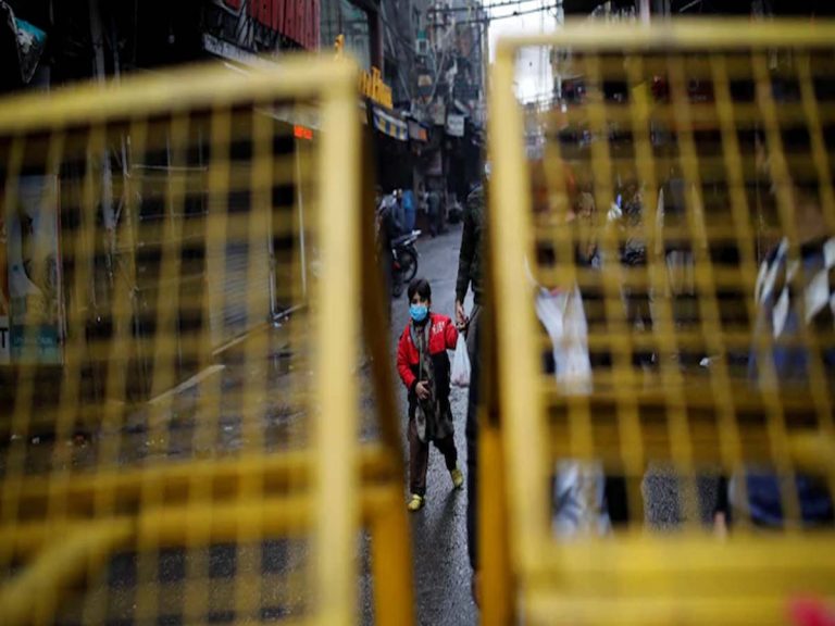 ఆంక్ష‌లు ఎత్తివేసే ఆలోచ‌న‌లో ఢిల్లీ ప్ర‌భుత్వం…