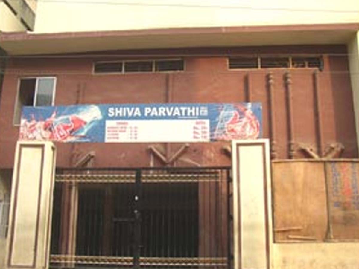 కూక‌ట్‌ప‌ల్లి శివ‌పార్వ‌తి థియేట‌ర్‌లో అగ్నిప్ర‌మాదం…