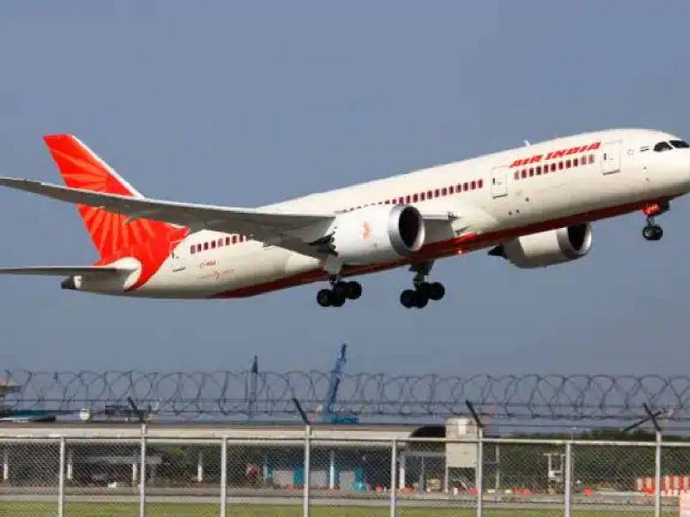 ఎయిర్ ఇండియా విమానంలో టాటాల తొలి ప్ర‌క‌ట‌న ఇదే…