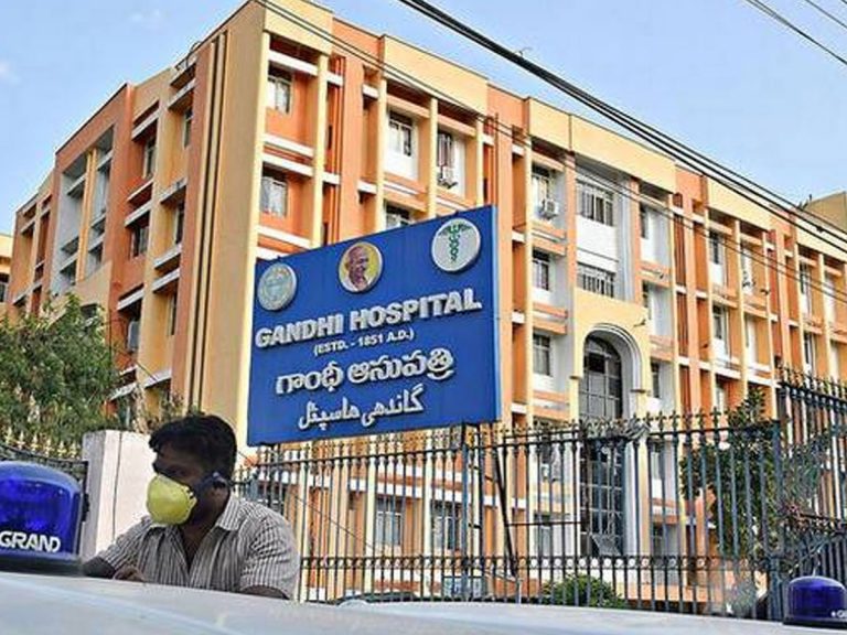 గాంధీ ఆస్పత్రిలో కరోనా కలకలం.. 120 మంది వైద్యులకు పాజిటివ్‌