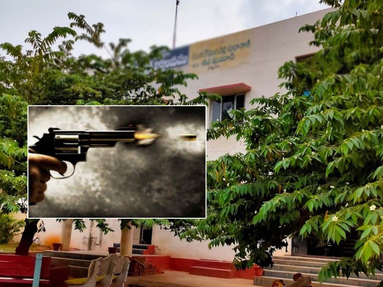 సిద్దిపేట‌లో కాల్పుల క‌ల‌క‌లం.. రిజిస్ట్రేష‌న్ ఆఫీసు ద‌గ్గ‌ర దోపిడీ