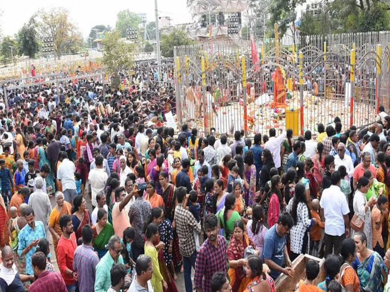 మేడారం జాత‌ర‌కు ముందే పోటెత్తిన భ‌క్తులు…