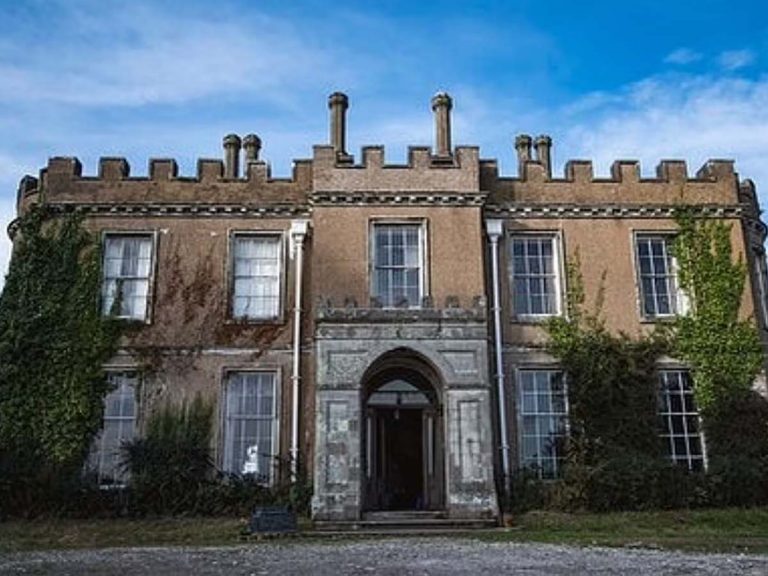 భార్య చిన్న‌నాటి క‌ల‌ను తీర్చ‌డం కోసం… 200 ఏళ్ల‌నాటి కోట‌ను…