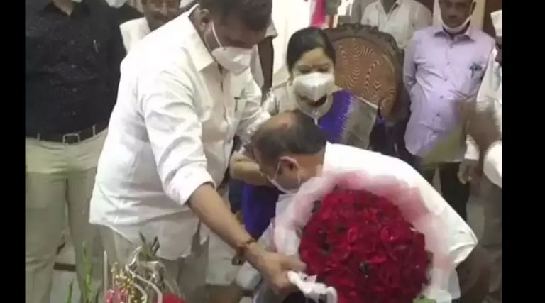 మంత్రి బొత్స కాళ్ళు మొక్కిన ఐఏఎస్ అధికారి..!