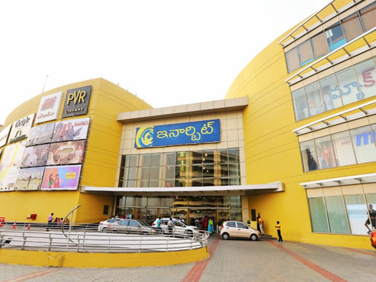 టీనేజర్లకు ఇనార్బిట్ మాల్‌లో ఉచిత టీకా