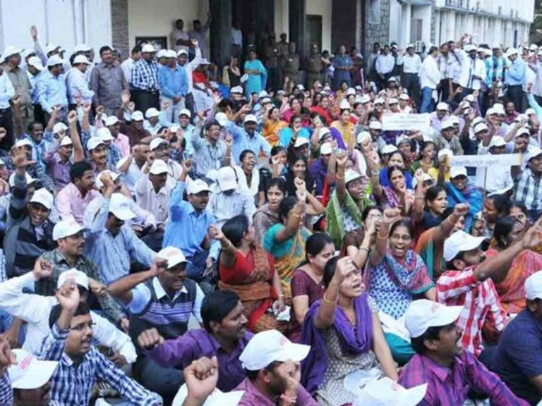 త‌గ్గేదేలే.. ఎస్మాకు భ‌య‌ప‌డేదేలే.. స‌మ్మెలోకి వైద్యారోగ్య శాఖ సిబ్బంది