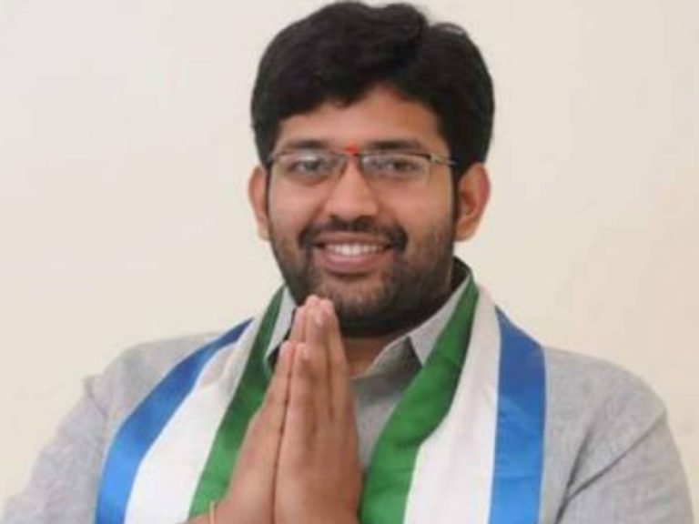 వాలంటీర్లుకు ఇన్సూరెన్స్ చేయించిన ఎమ్మెల్యే జక్కంపూడి