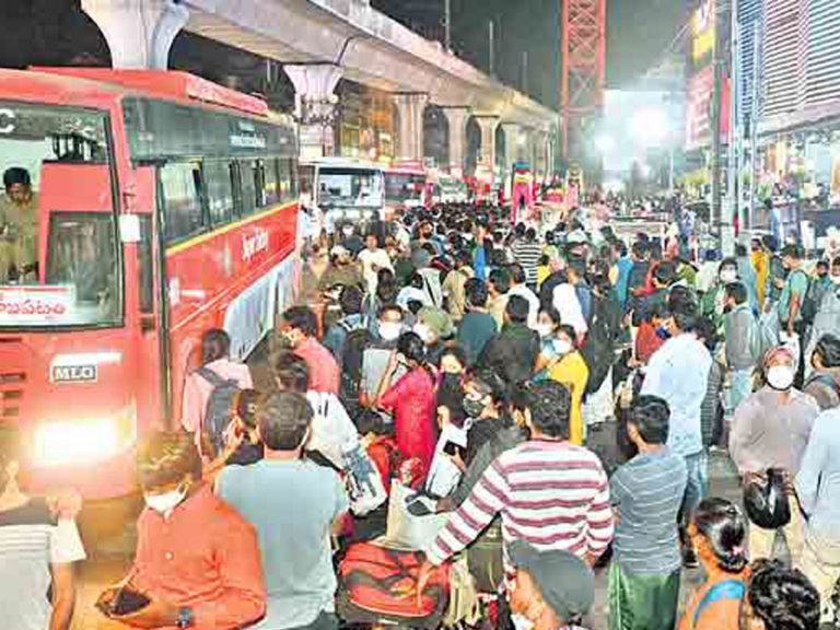 సంక్రాంతి ఎఫెక్ట్‌: కిక్కిరిసిపోయిన బస్టాండ్లు, రైల్వే స్టేషన్‌లు..