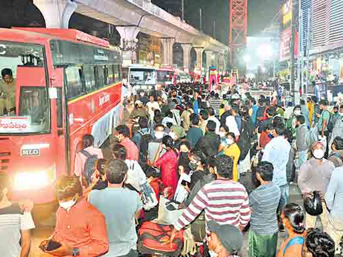 సంక్రాంతి ఎఫెక్ట్‌: కిక్కిరిసిపోయిన బస్టాండ్లు, రైల్వే స్టేషన్‌లు..