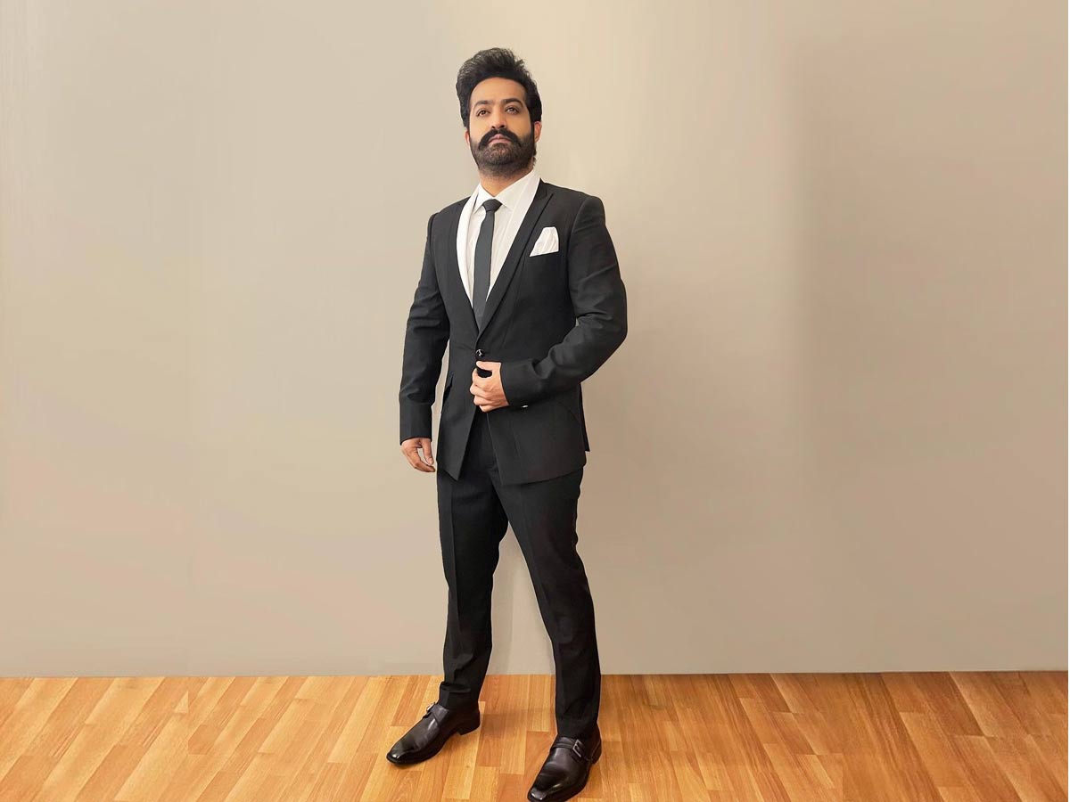 యంగ్ టైగర్ న్యూ లుక్… కోర మీసంతో క్లాసీ పిక్