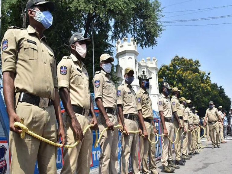 ఖాకీలను వణికిస్తోన్న కరోనా మహమ్మారి..