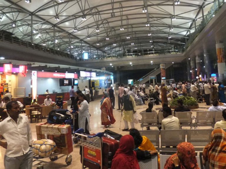 శంషాబాద్‌ ఎయిర్‌పోర్ట్‌ వద్ద టెన్షన్‌.. టెన్షన్‌..