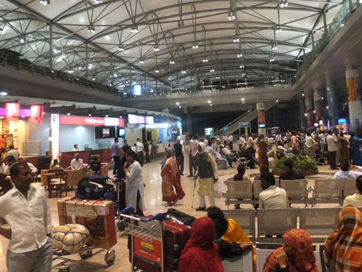 శంషాబాద్‌ ఎయిర్‌పోర్ట్‌ వద్ద టెన్షన్‌.. టెన్షన్‌..