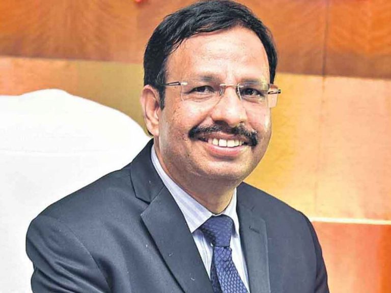 అర్ధరాత్రి ఆర్టీసీకి ట్వీట్ చేసిన యువతి.. వెంటనే స్పందించిన సజ్జనార్..