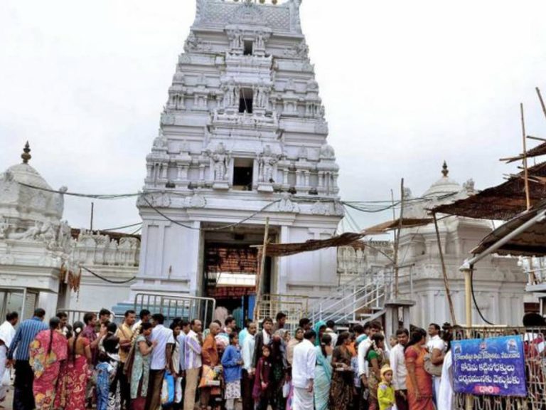 రాజన్న ఆలయానికి.. మేడారం తాకిడి..