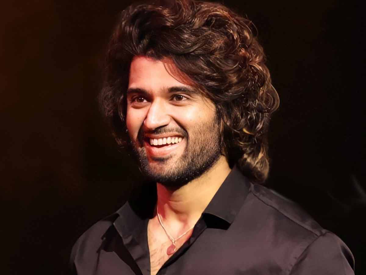 “విజయ్ దేవరకొండ తుఫాన్” స్టార్ట్… పేరు మార్చుకున్న హీరో