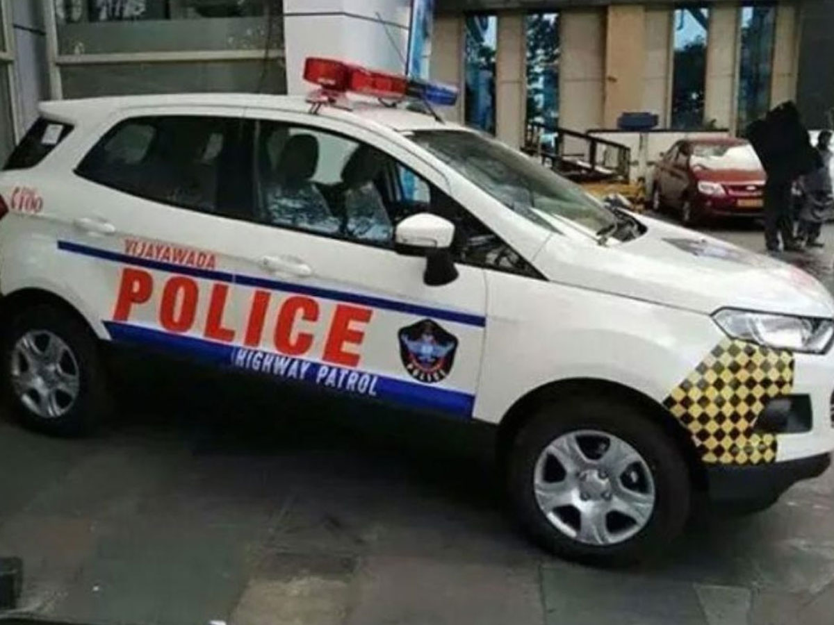 రిటైర్డ్‌ ఐఏఎస్‌ పీవీ రమేష్‌ ఇంటికి బెజవాడ పోలీసులు..