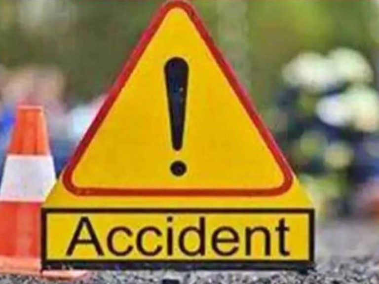 రెండు ద్విచక్ర వాహనాలు ఢీకొని ముగ్గురి మృతి