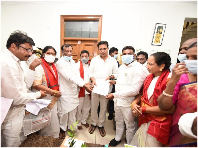 అటవీభూములపై హక్కులివ్వండి.. కేటీఆర్ కి ఆదివాసీల వినతి