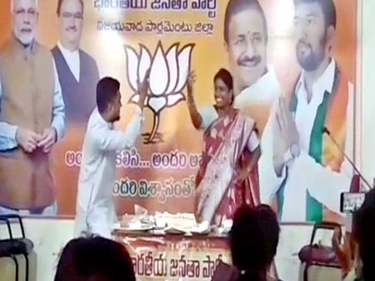 ‘ఆరేసుకోబోయి పారేసుకున్నాను’ పాటకు ఏపీ బీజేపీ నేతల డ్యాన్సులు