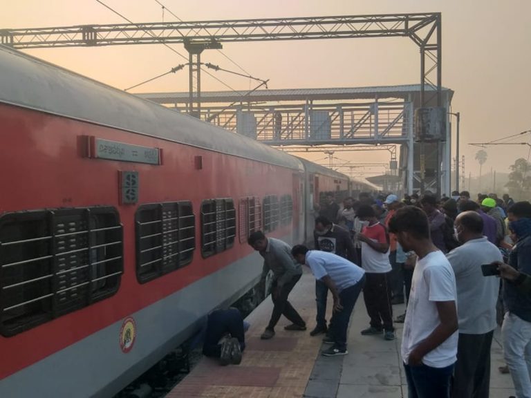 ఏపీ ఎక్స్‌ప్రెస్‌ రైలులో పొగలు… భయాందోళనలో ప్రయాణికులు