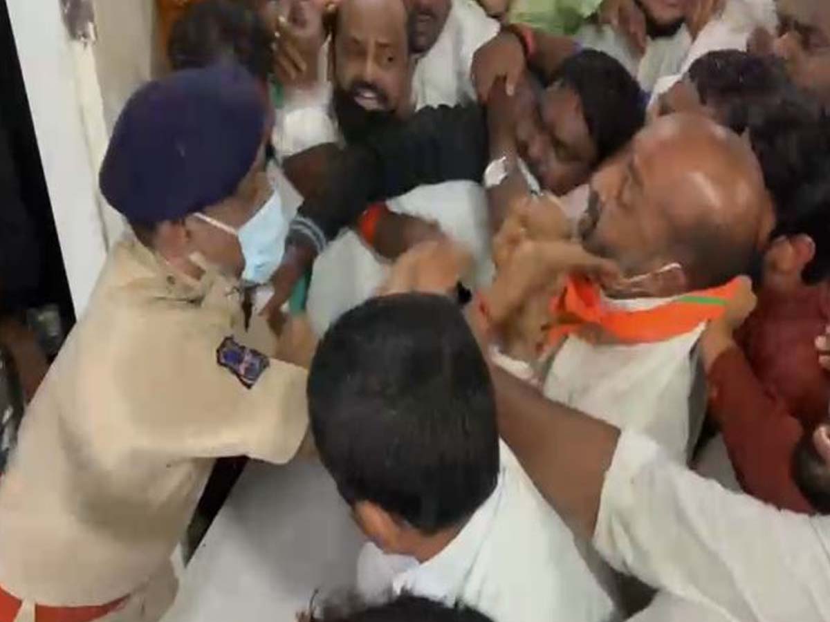 బ్రేకింగ్‌: బండి సంజయ్‌ అరెస్టు.. జాగరణ భగ్నం