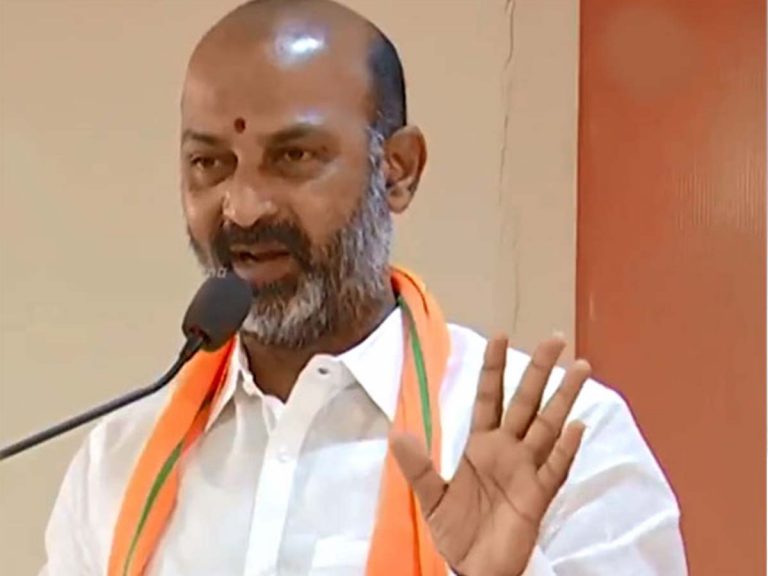 Ukraine Crisis : నిహారిక ఇంటికి వెళ్లిన బండి సంజయ్‌..