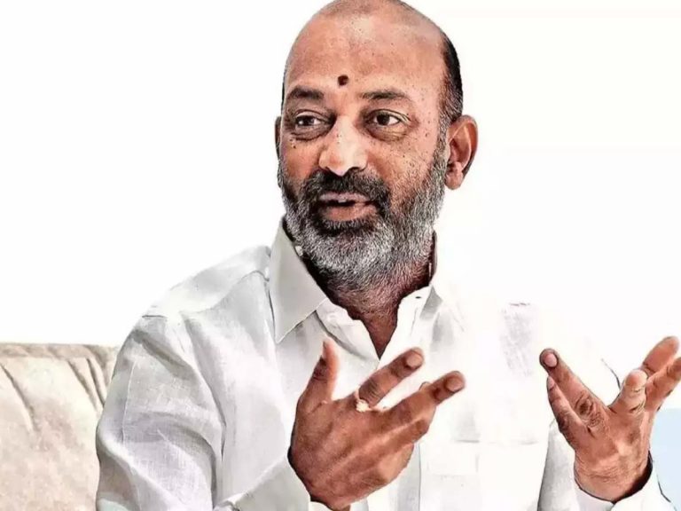 ఫీజు రీయంబర్స్‌మెంట్‌కు కేసీఆర్‌ తూట్లు పొడిచారు: బండి సంజయ్‌