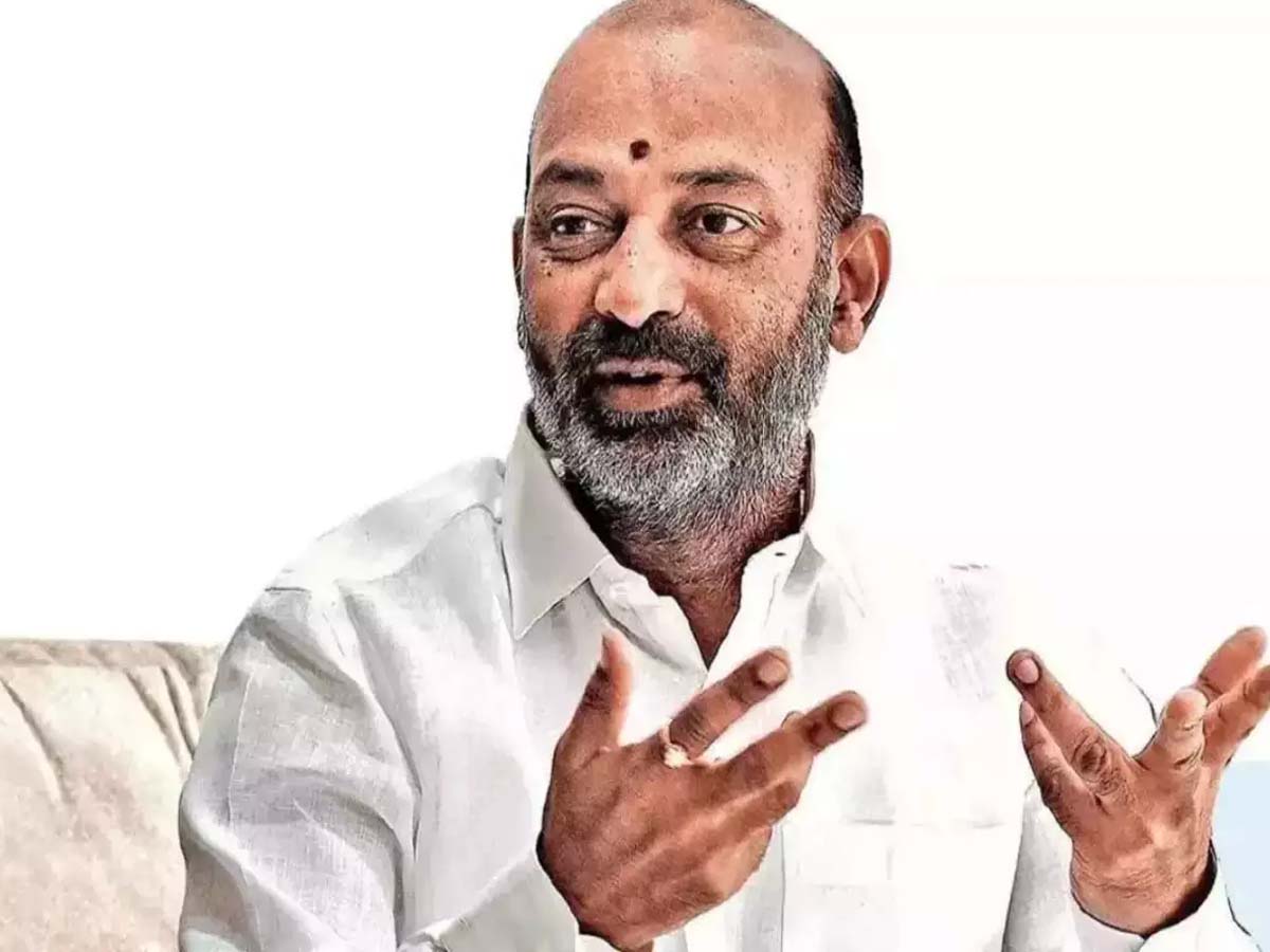 ఫీజు రీయంబర్స్‌మెంట్‌కు కేసీఆర్‌ తూట్లు పొడిచారు: బండి సంజయ్‌