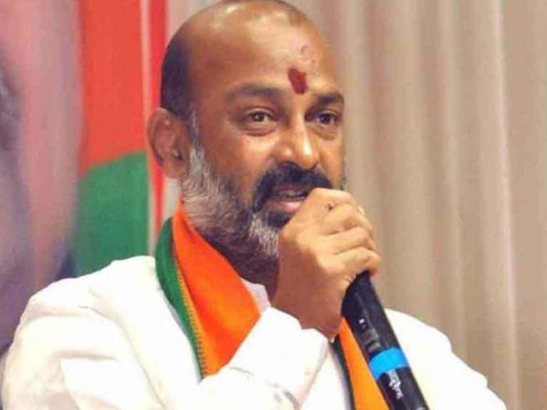 Bandi Sanjay : సంవత్సరానికి పాతబస్తీ నుండి వేయి కోట్లు రావాలి