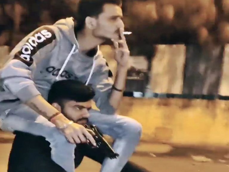 వైరల్: బైకుపై హీరో లెవల్లో గన్‌తో… కట్ చేస్తే…!