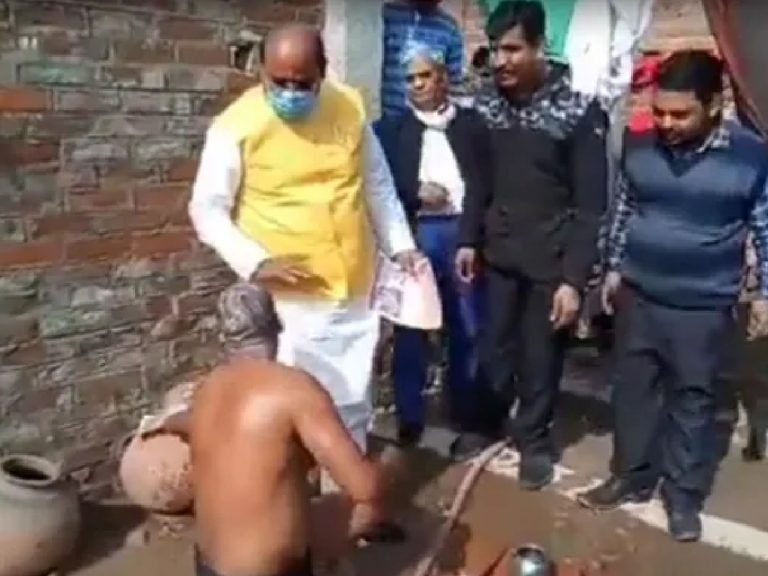 యూపీలో న‌వ్వు తెప్పిస్తున్న నేత‌ల ప్ర‌చారం క‌ష్టాలు…