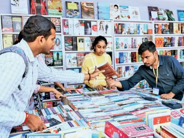 బుక్‌ ఫెయిర్‌ సందర్భంగా పుస్తక ప్రియుల పాదయాత్ర