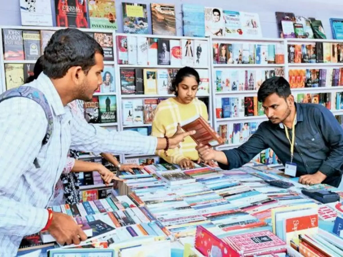 బుక్‌ ఫెయిర్‌ సందర్భంగా పుస్తక ప్రియుల పాదయాత్ర