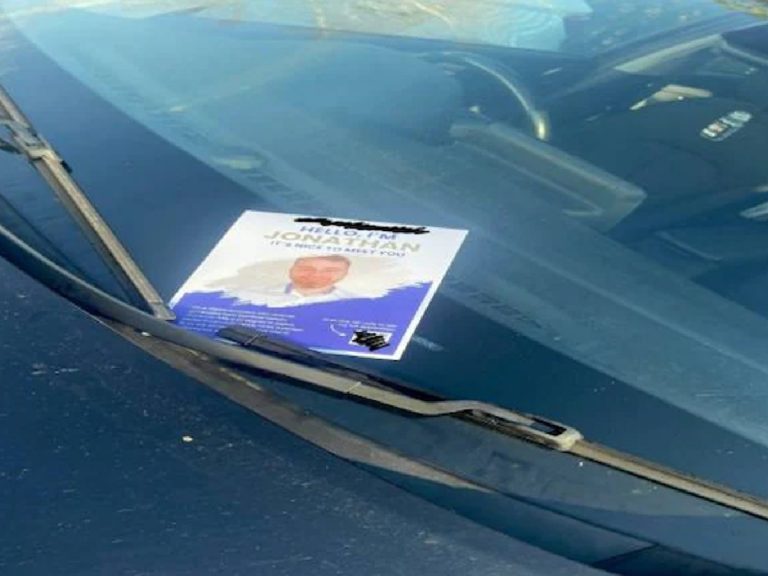 వెరైటీ ఆలోచ‌న‌:  జాబ్ కోసం ఇలా క‌ర‌ప‌త్రాల‌ను పంచి… టాప్ కంపెనీలో….