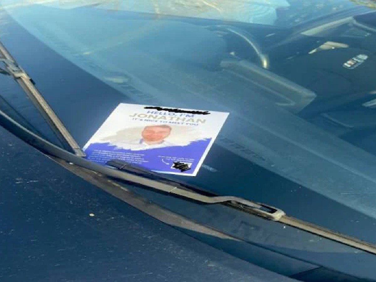 వెరైటీ ఆలోచ‌న‌:  జాబ్ కోసం ఇలా క‌ర‌ప‌త్రాల‌ను పంచి… టాప్ కంపెనీలో….