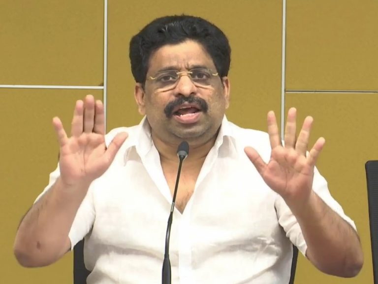 అర్ధరాత్రి పోలీస్ స్టేషన్ నుంచి బుద్ధా వెంకన్న విడుదల